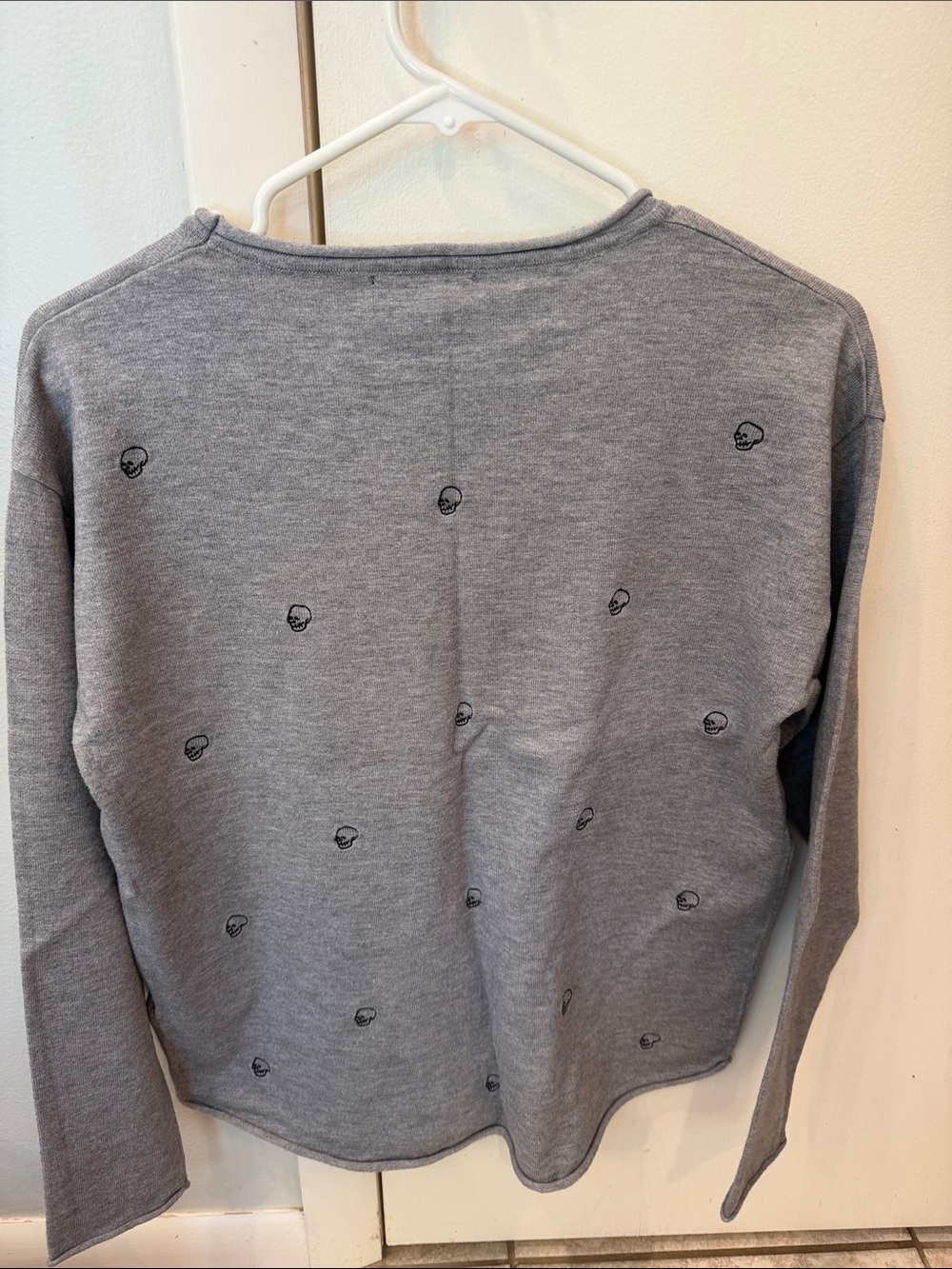 Rachel Zoe Gray Sweater with Skulls - Picture 3 of 4